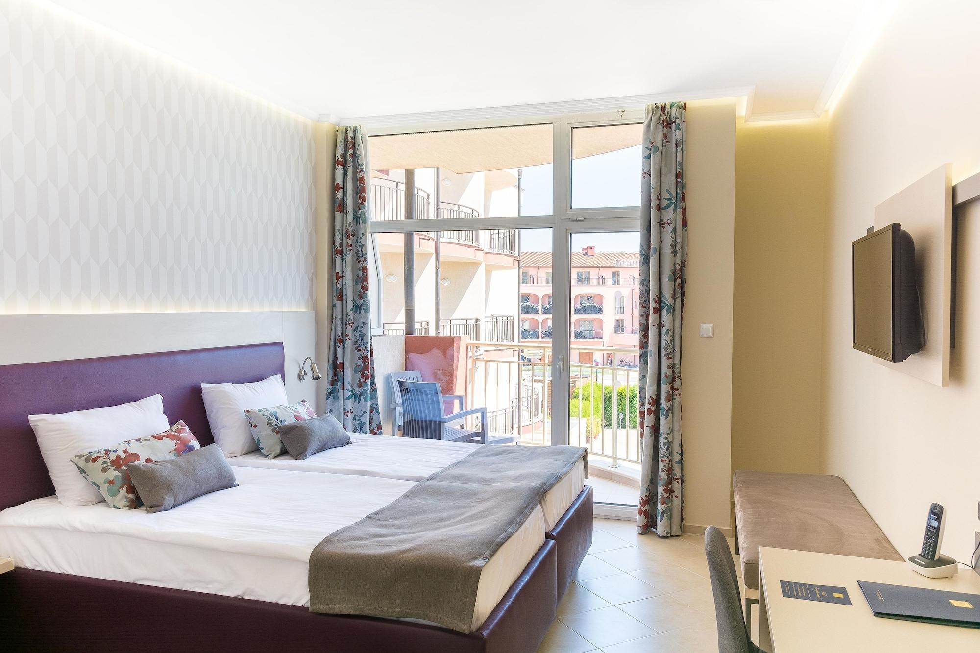 Mpm Astoria Hotel Pantai Sunny Bagian luar foto