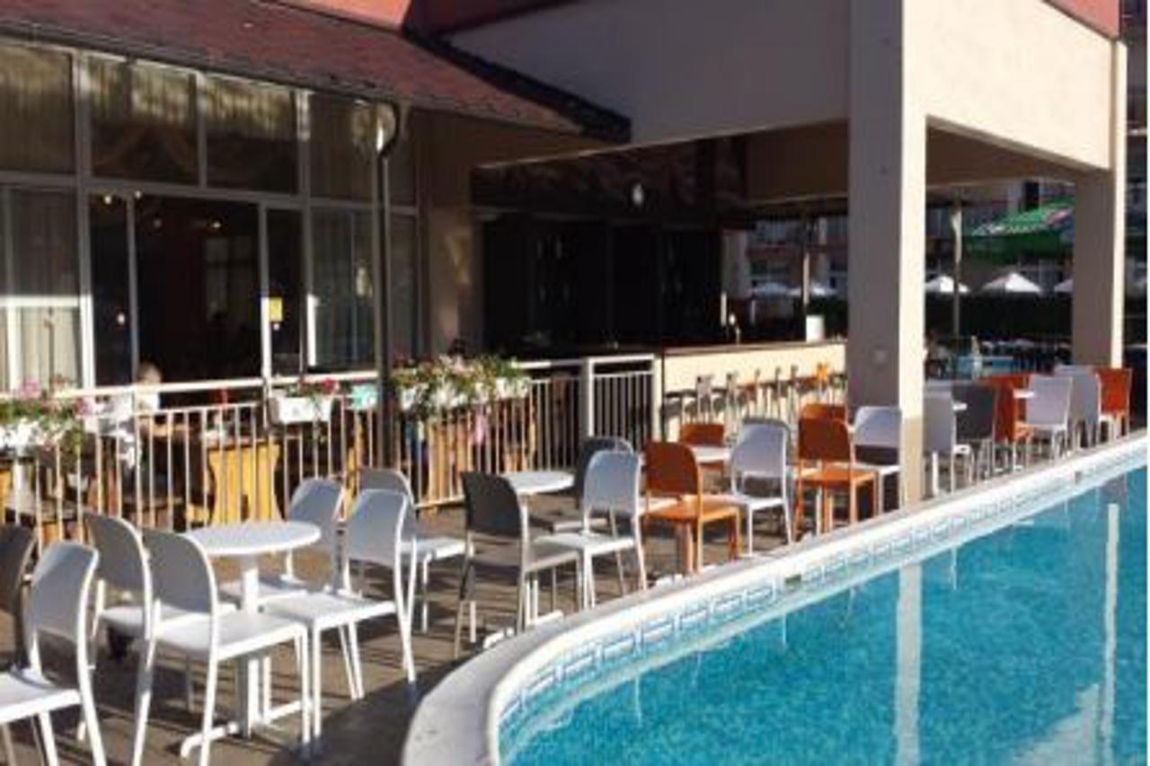 Mpm Astoria Hotel Pantai Sunny Bagian luar foto