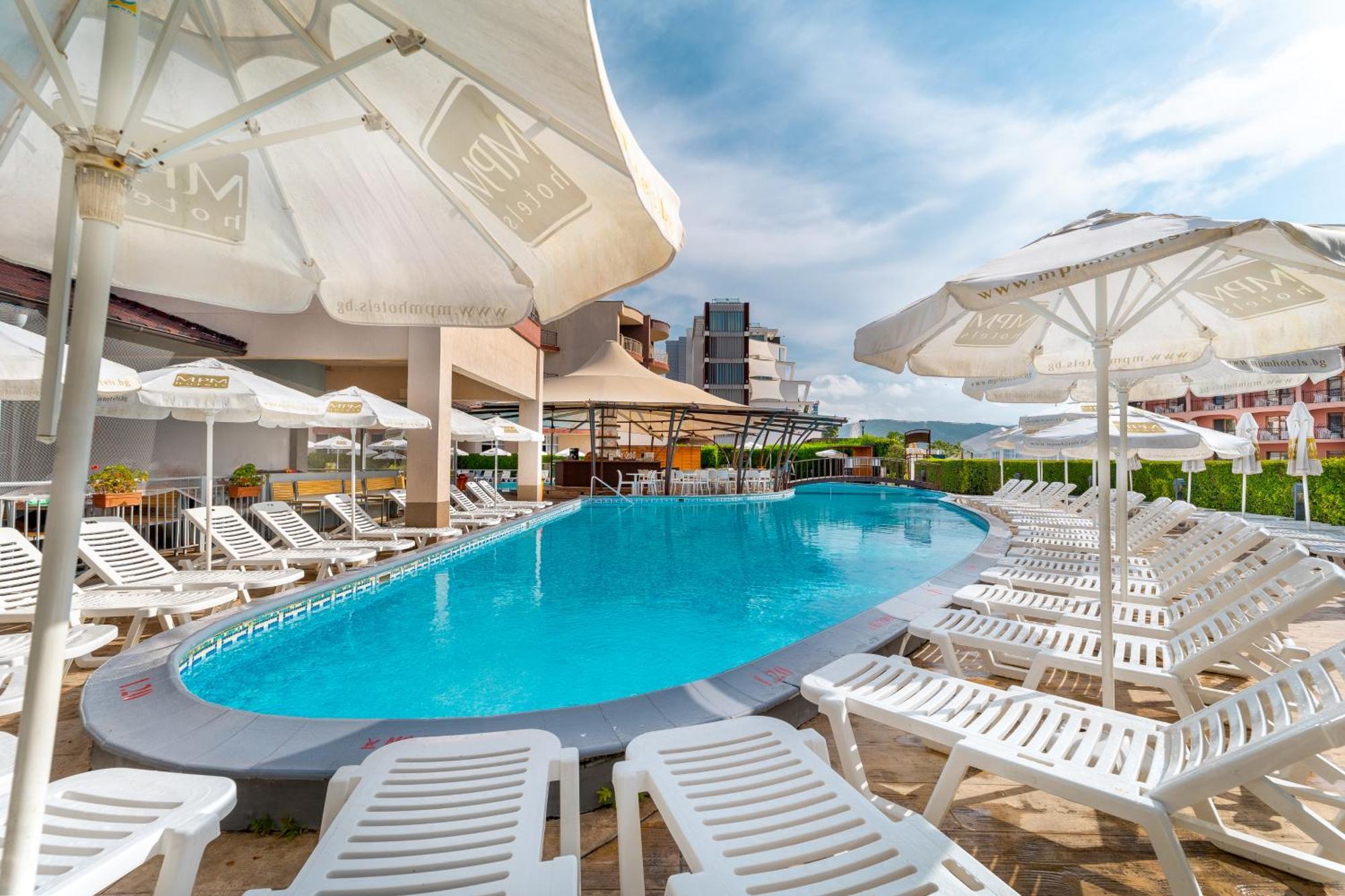 Mpm Astoria Hotel Pantai Sunny Bagian luar foto