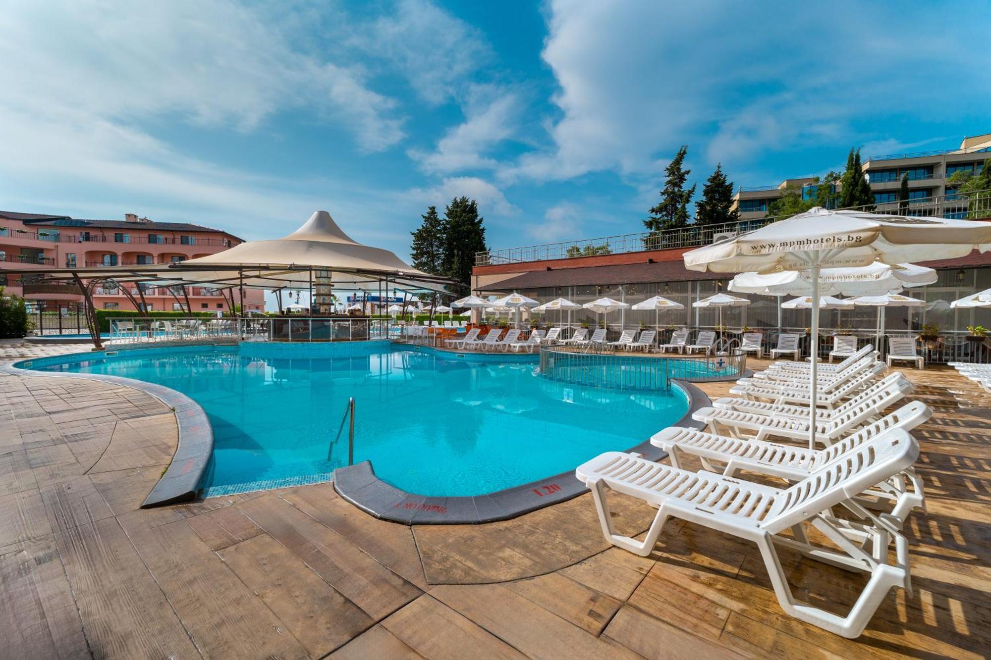 Mpm Astoria Hotel Pantai Sunny Bagian luar foto